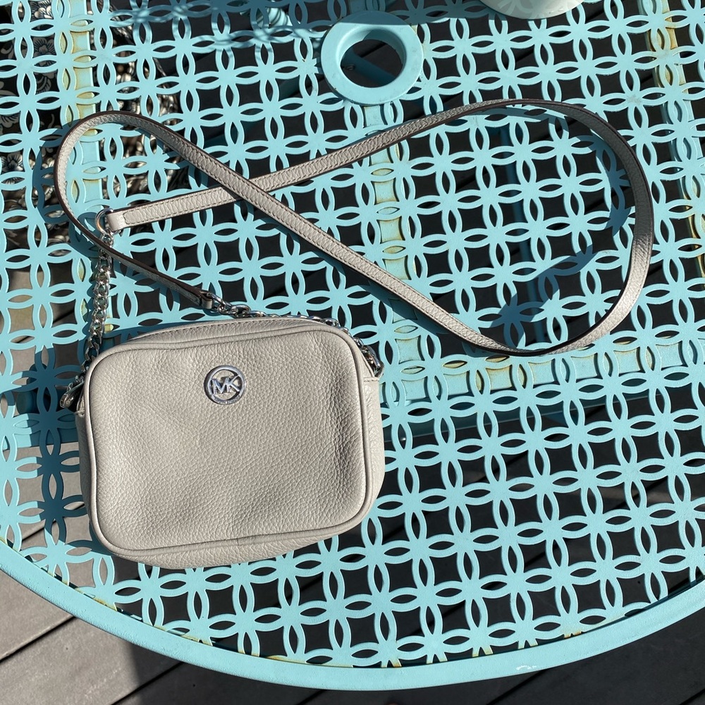 ✨ Michael Kors small crossbody bag✨
